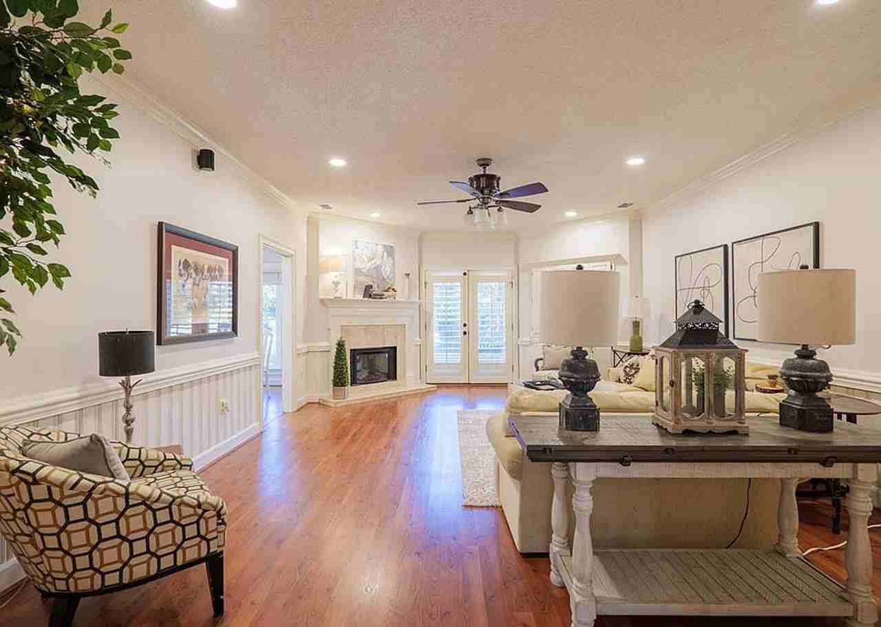 1009 Williamsburg Dr - Photo 4 of 37
