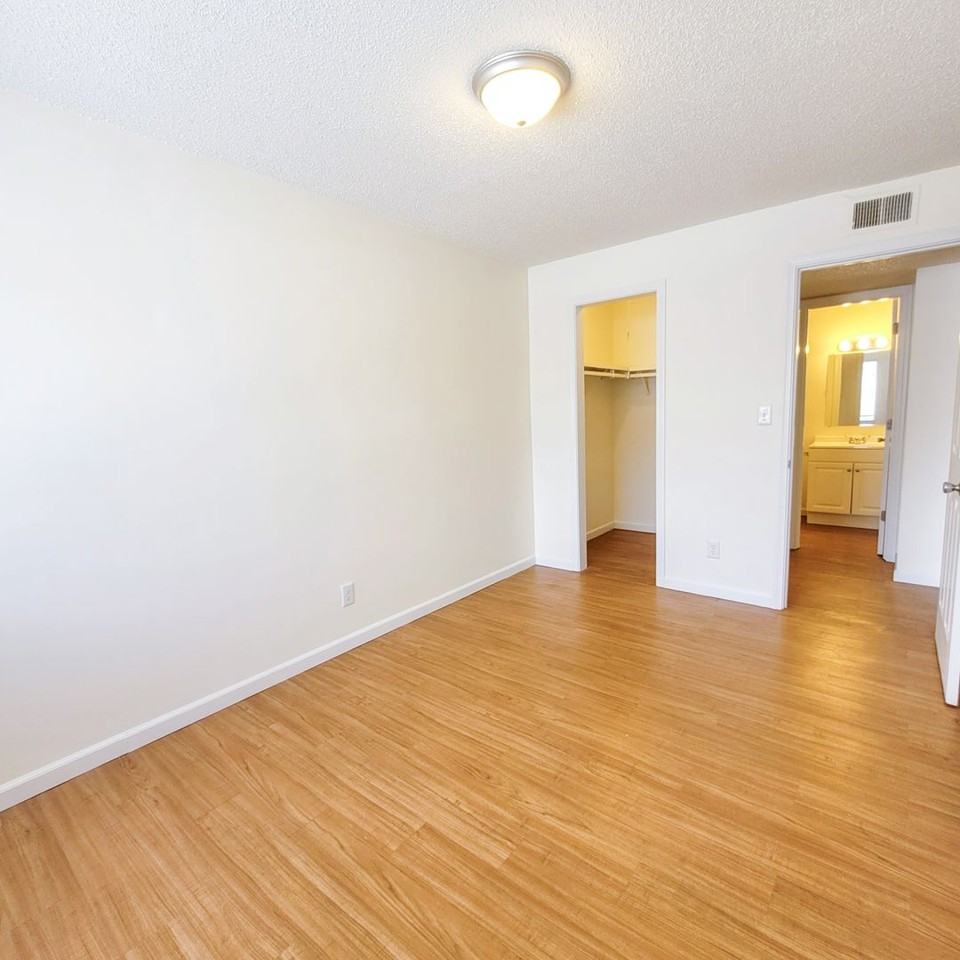 Vintage Apartments - Photo 6 of 14