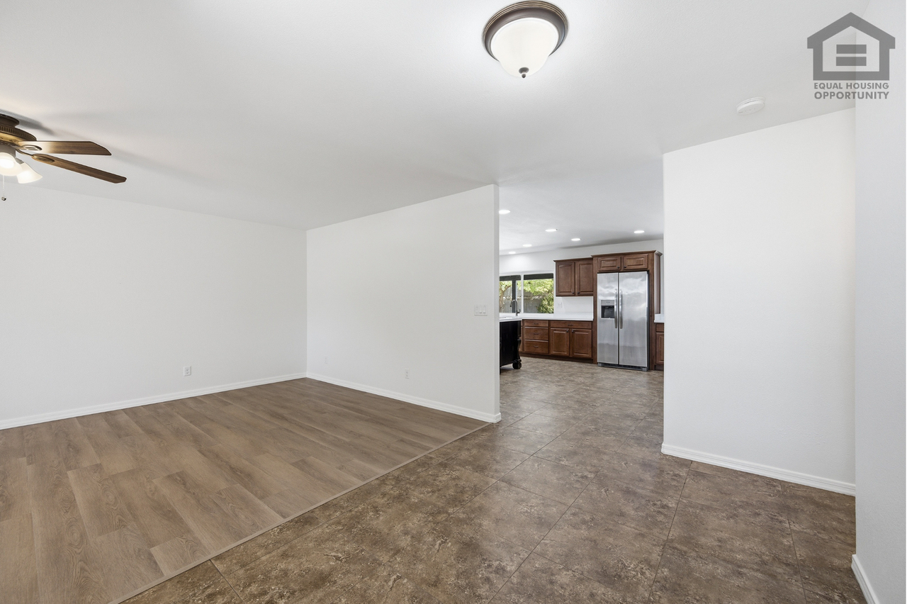 11837 N 60th Ave - Photo 4 of 39