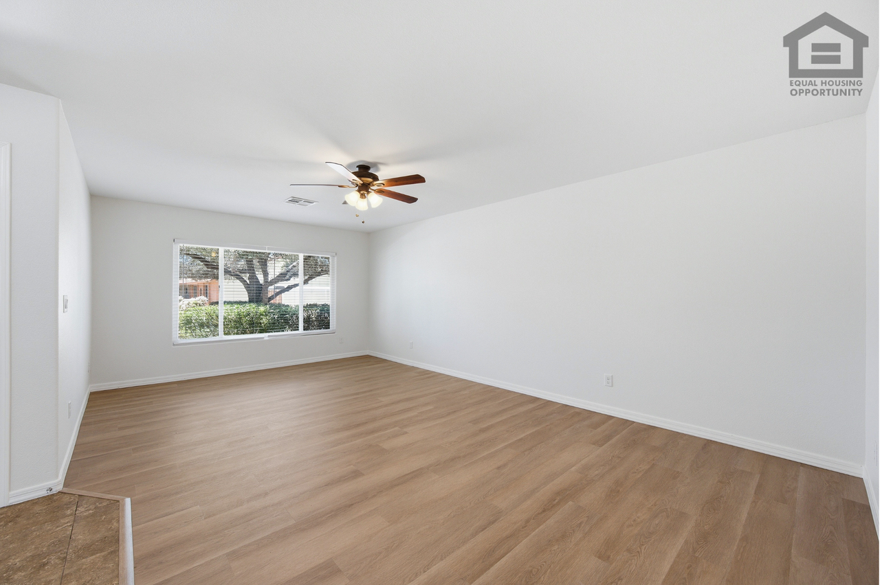 11837 N 60th Ave - Photo 5 of 39