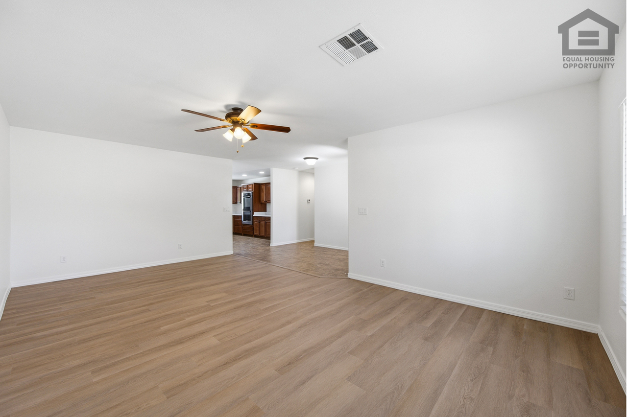 11837 N 60th Ave - Photo 6 of 39
