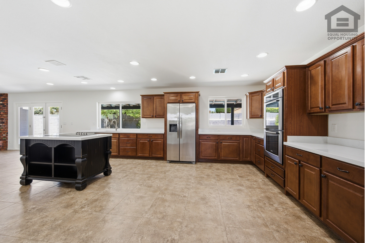 11837 N 60th Ave - Photo 7 of 39