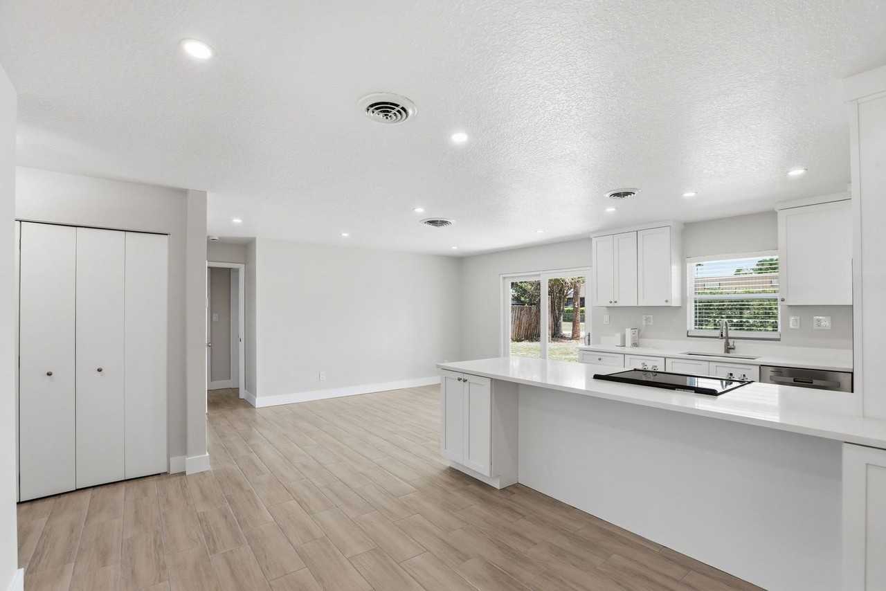 3817 Bainbridge Ave - Photo 3 of 28