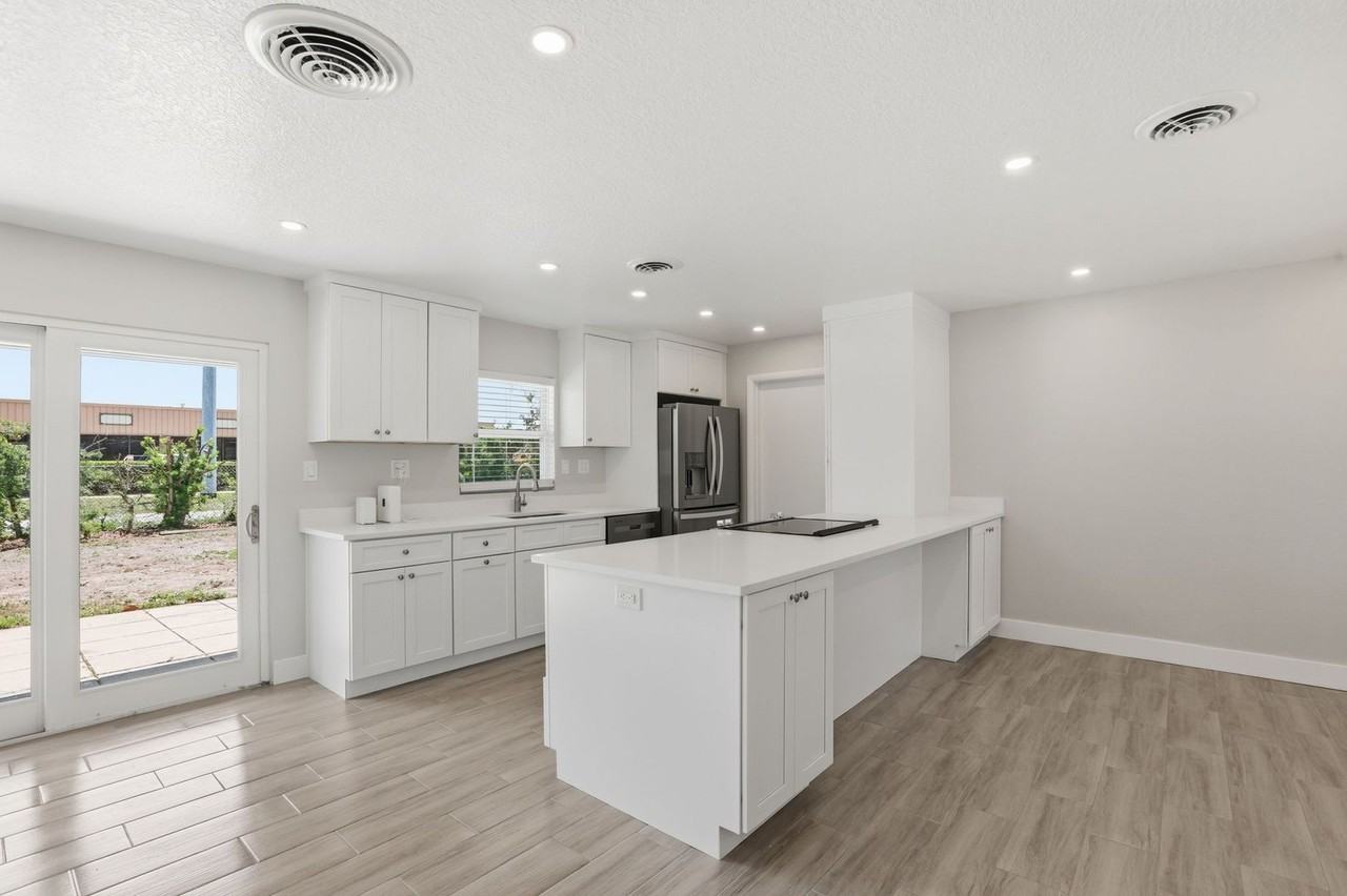 3817 Bainbridge Ave - Photo 4 of 28