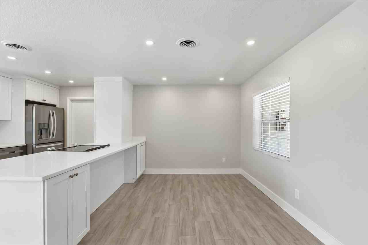 3817 Bainbridge Ave - Photo 6 of 28