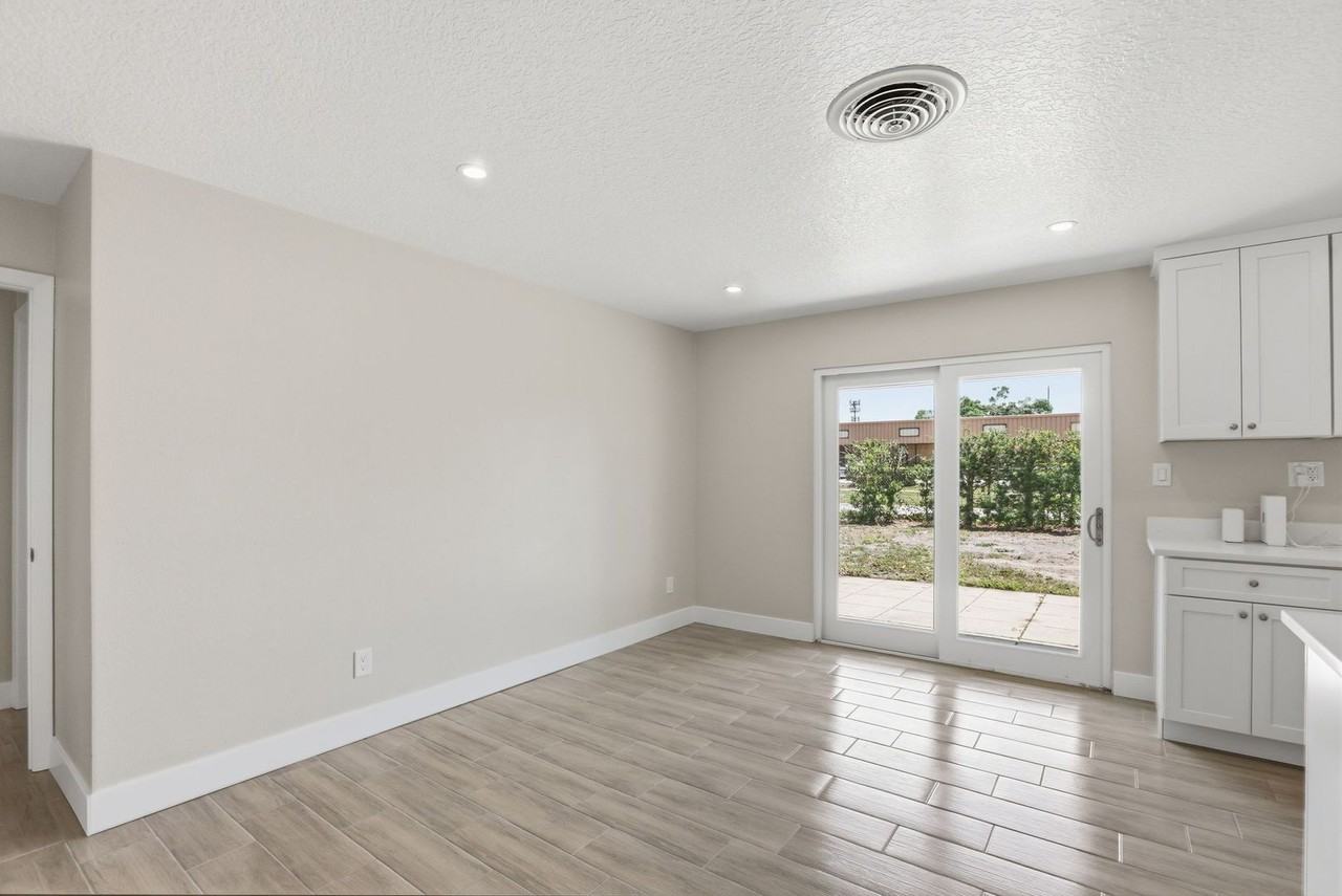 3817 Bainbridge Ave - Photo 7 of 28