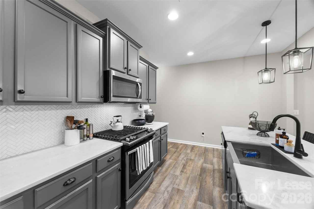 1140 Streamside Ln - Photo 5 of 33