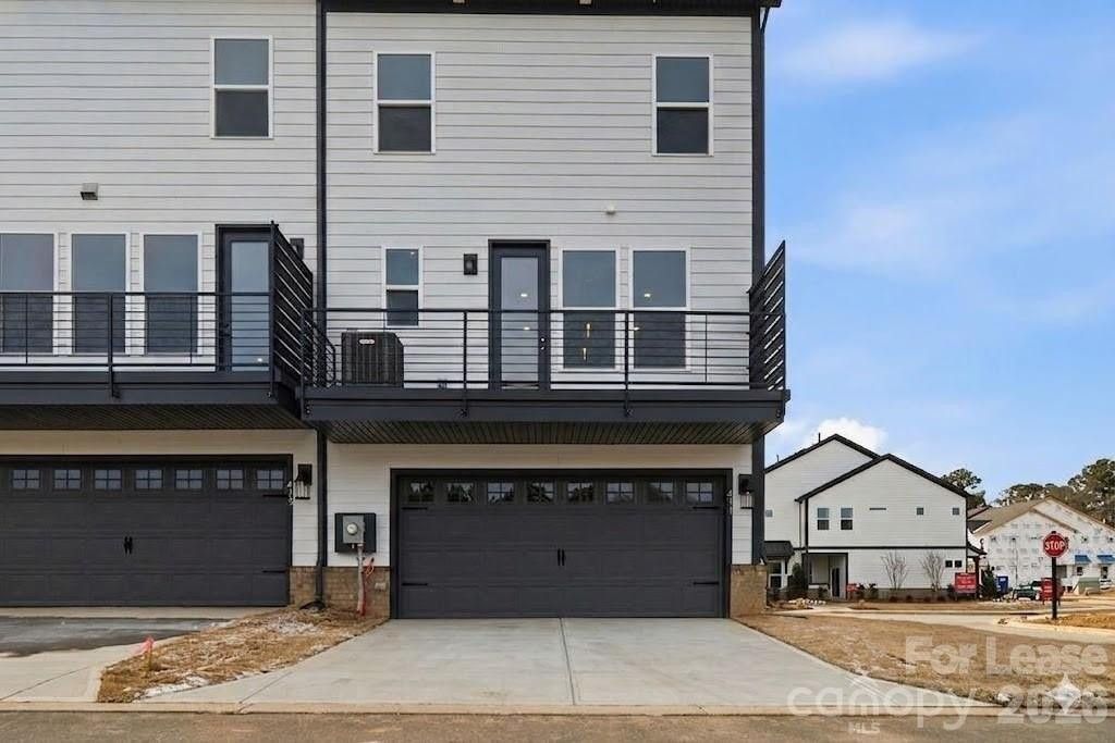 411 Silver Star Blvd - Photo 2 of 12