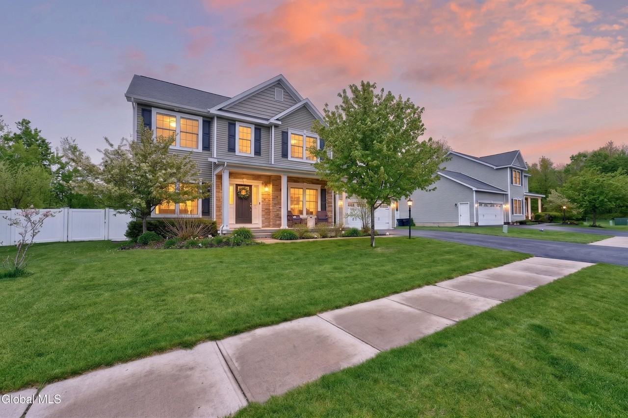 4 Fenlon Ln - Photo 2 of 50