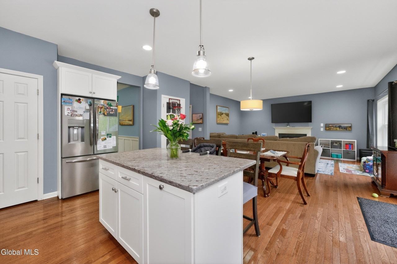 4 Fenlon Ln - Photo 7 of 50