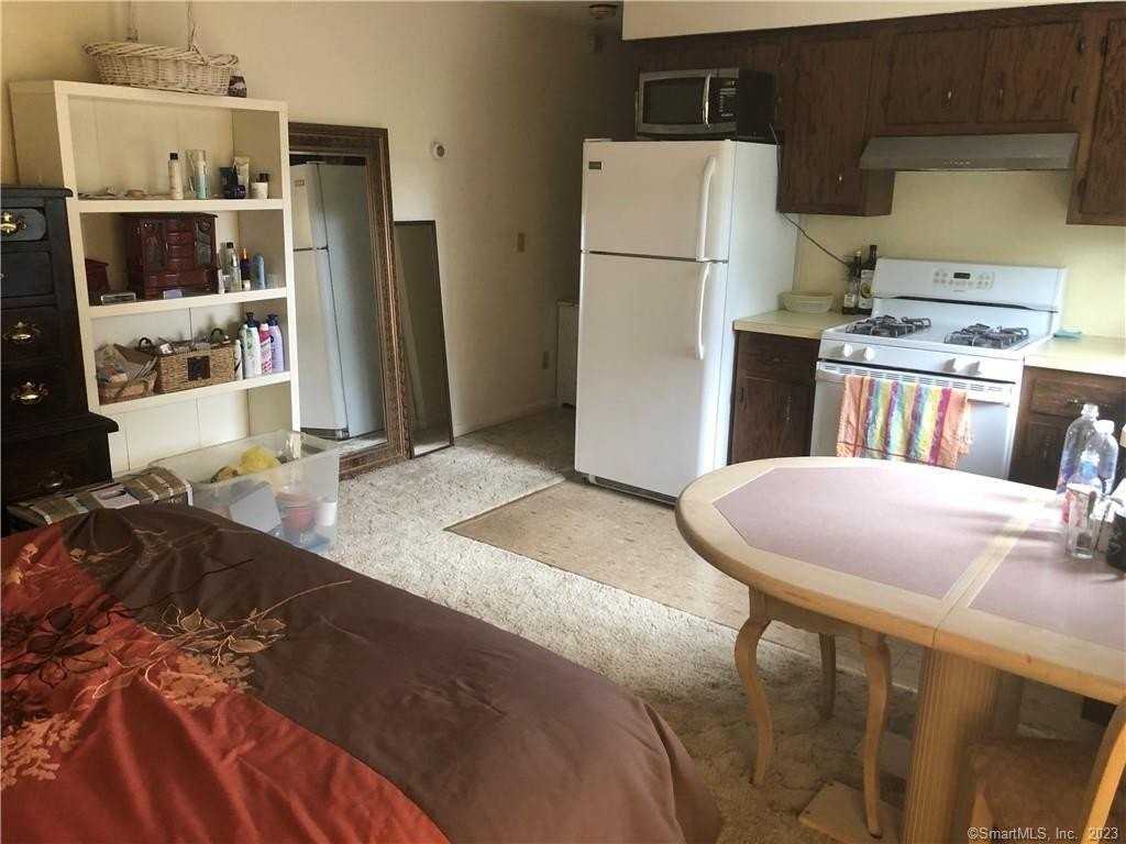 124 Lawn Ave #2R - Photo 3 of 4