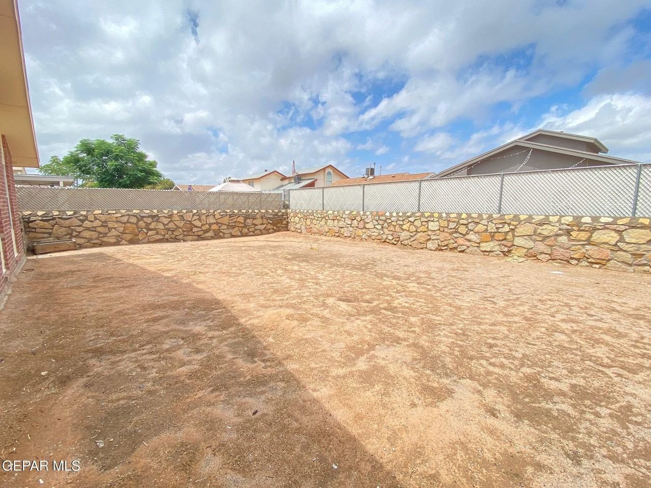 3325 Chickasaw Dr - Photo 2 of 10