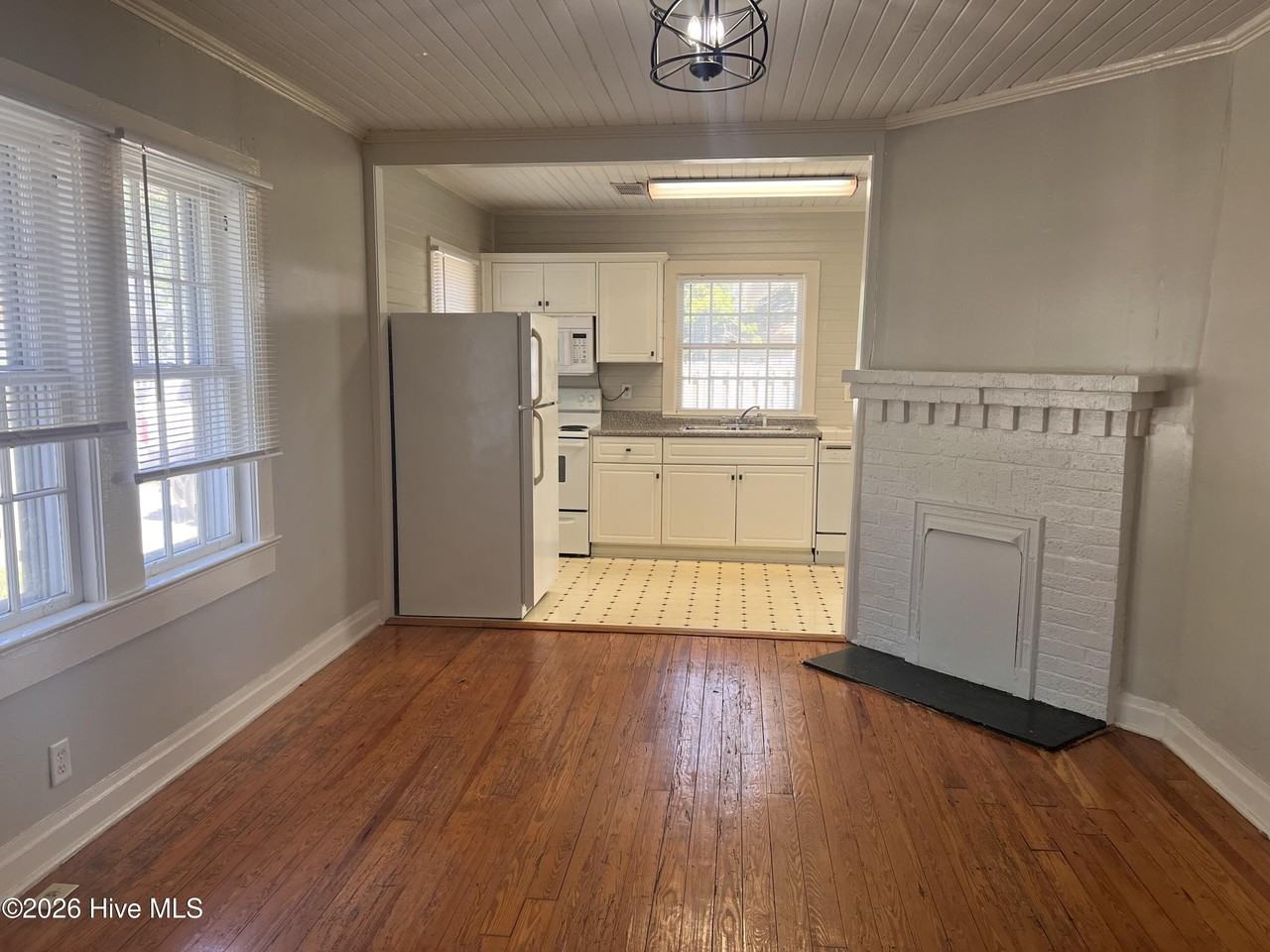223 Holt St - Photo 3 of 9
