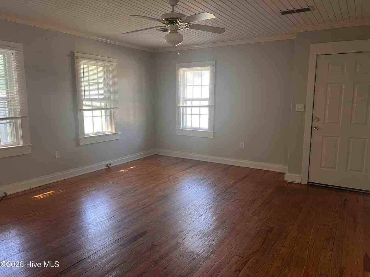 223 Holt St - Photo 7 of 9