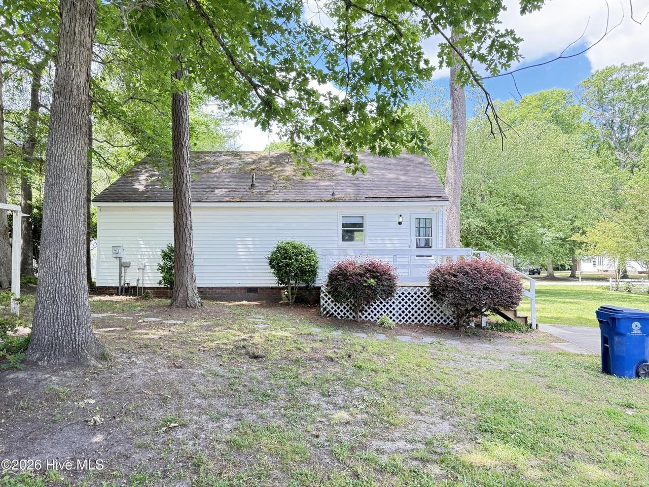 209 Oak Forest Dr - Photo 2 of 25