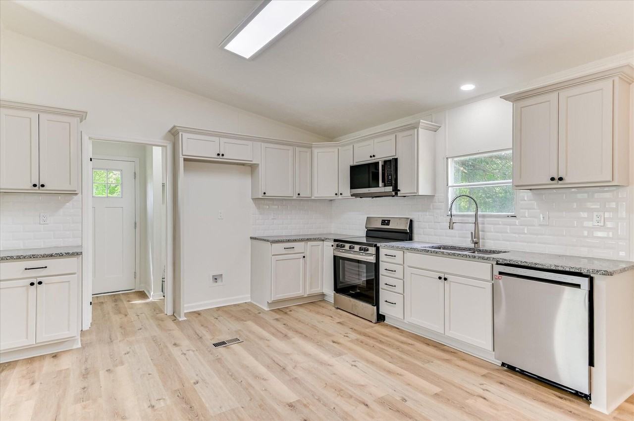 2018 Broome Rd - Photo 4 of 33
