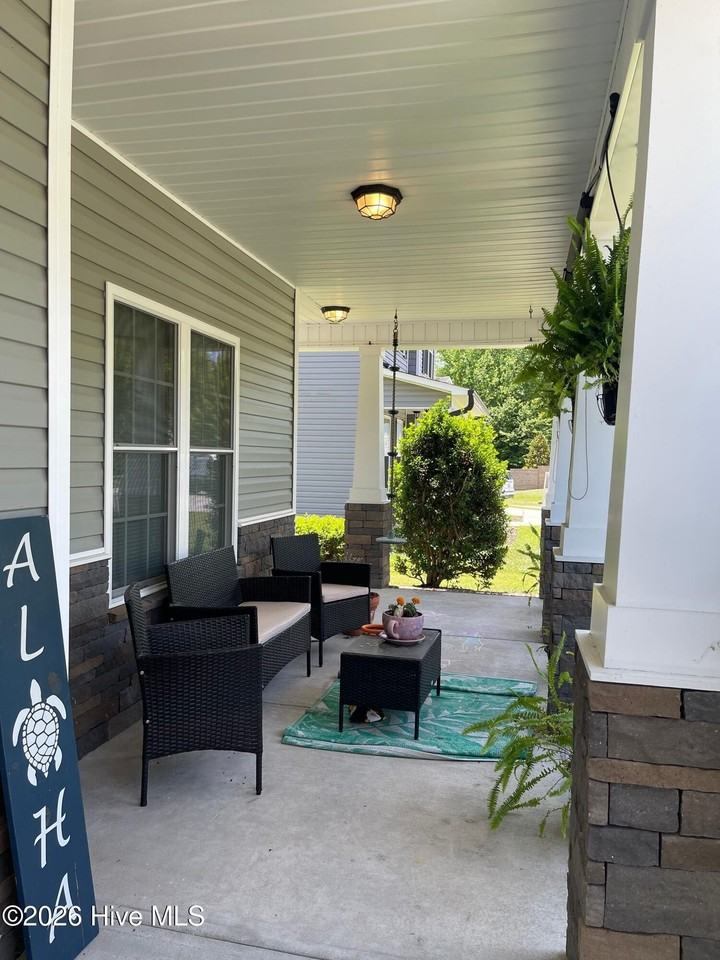 807 Oleander St - Photo 3 of 40