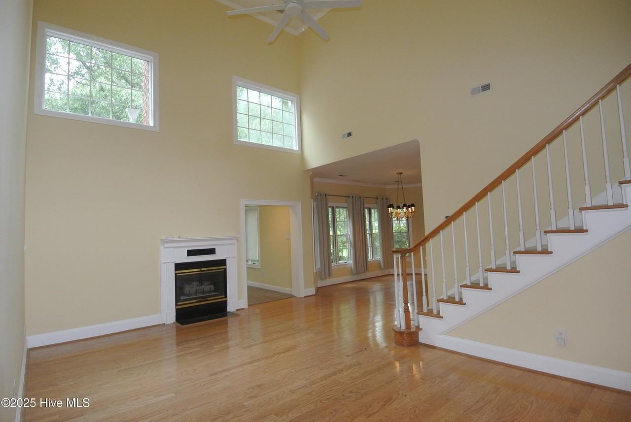 1113 Devonshire Dr - Photo 4 of 29