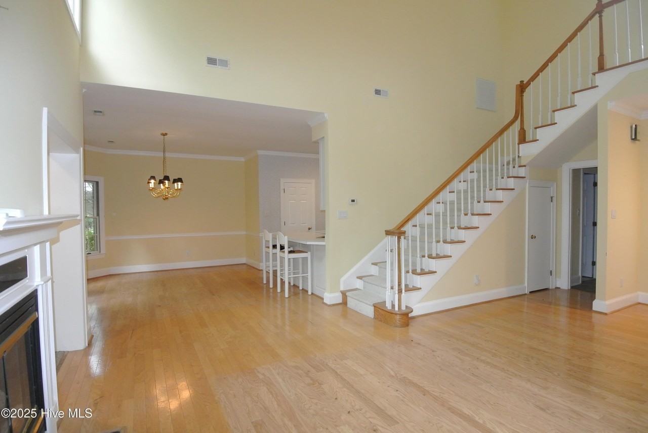 1113 Devonshire Dr - Photo 5 of 29
