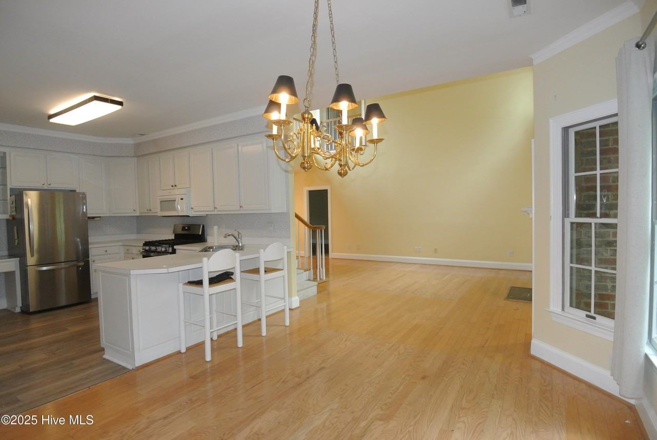 1113 Devonshire Dr - Photo 7 of 29