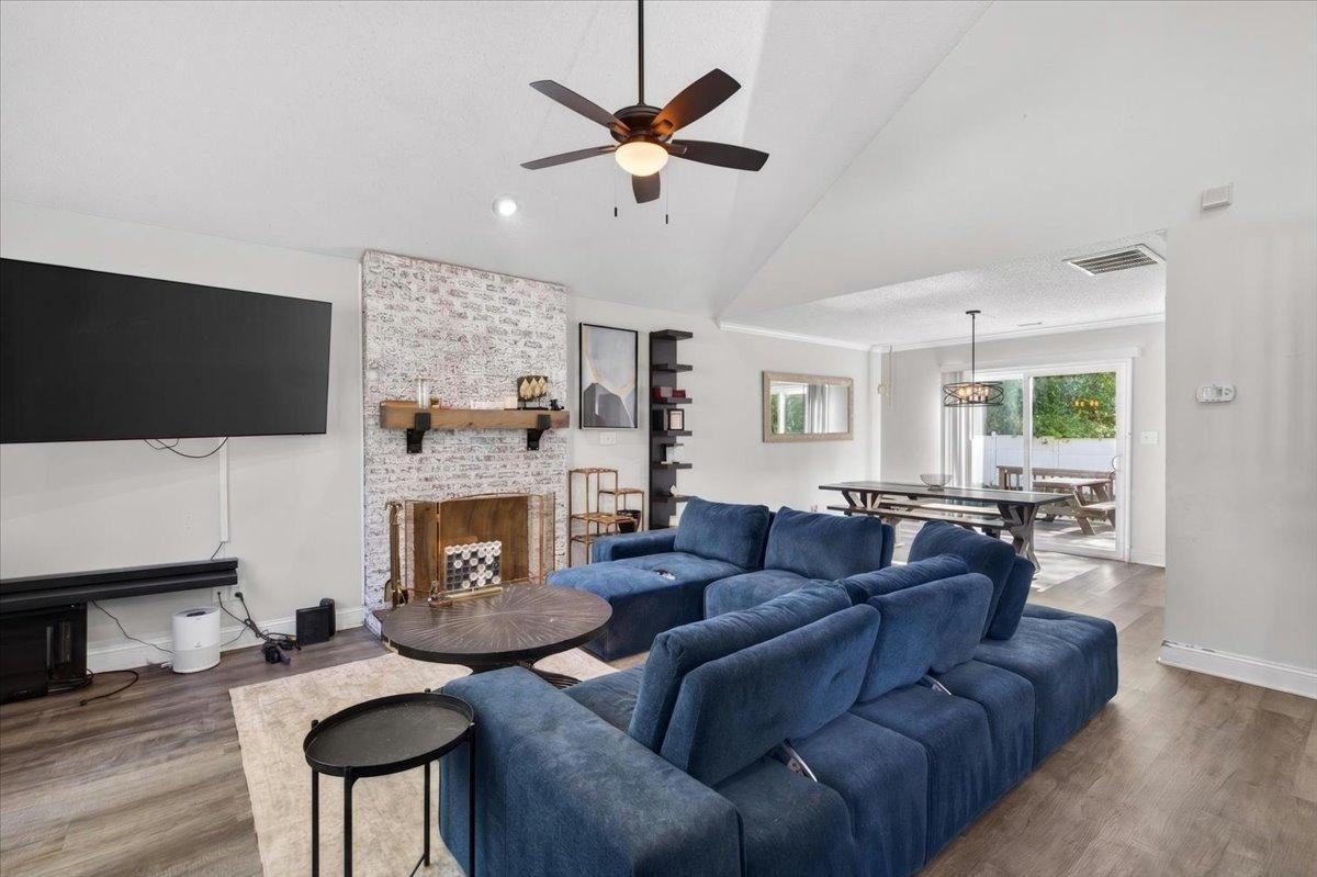 Rosemede Dr - Photo 2 of 10