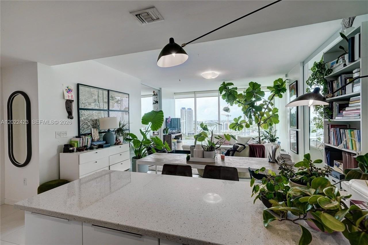 1040 Biscayne Blvd #1606 - Photo 4 of 6