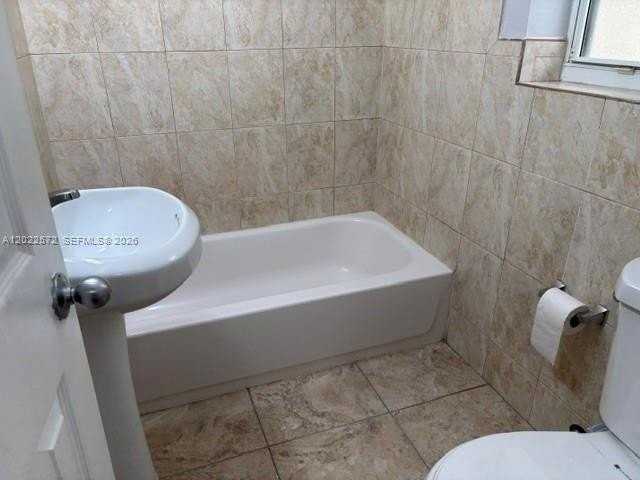 2059 Sw 7th St #0 - Photo 4 of 8