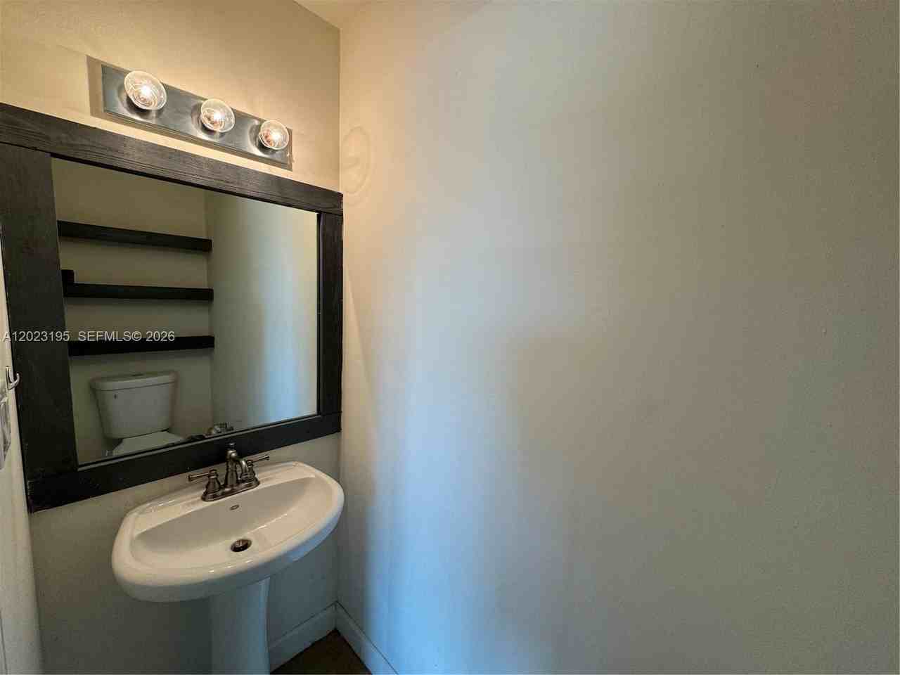 529 Ne 62nd St #404 - Photo 4 of 10