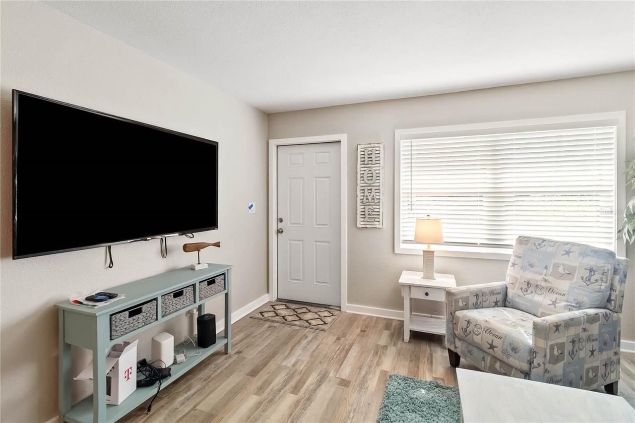 526 Conrad Rd - Photo 4 of 27