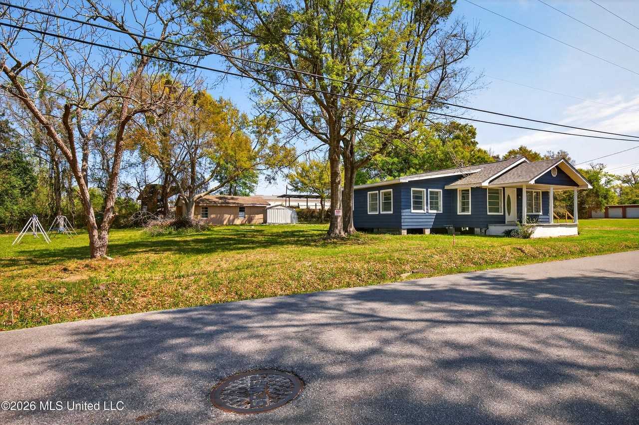 612 N Wright Ave - Photo 3 of 42