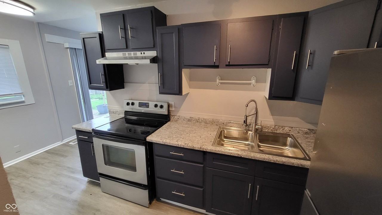 2820 Caroline Ave - Photo 6 of 16