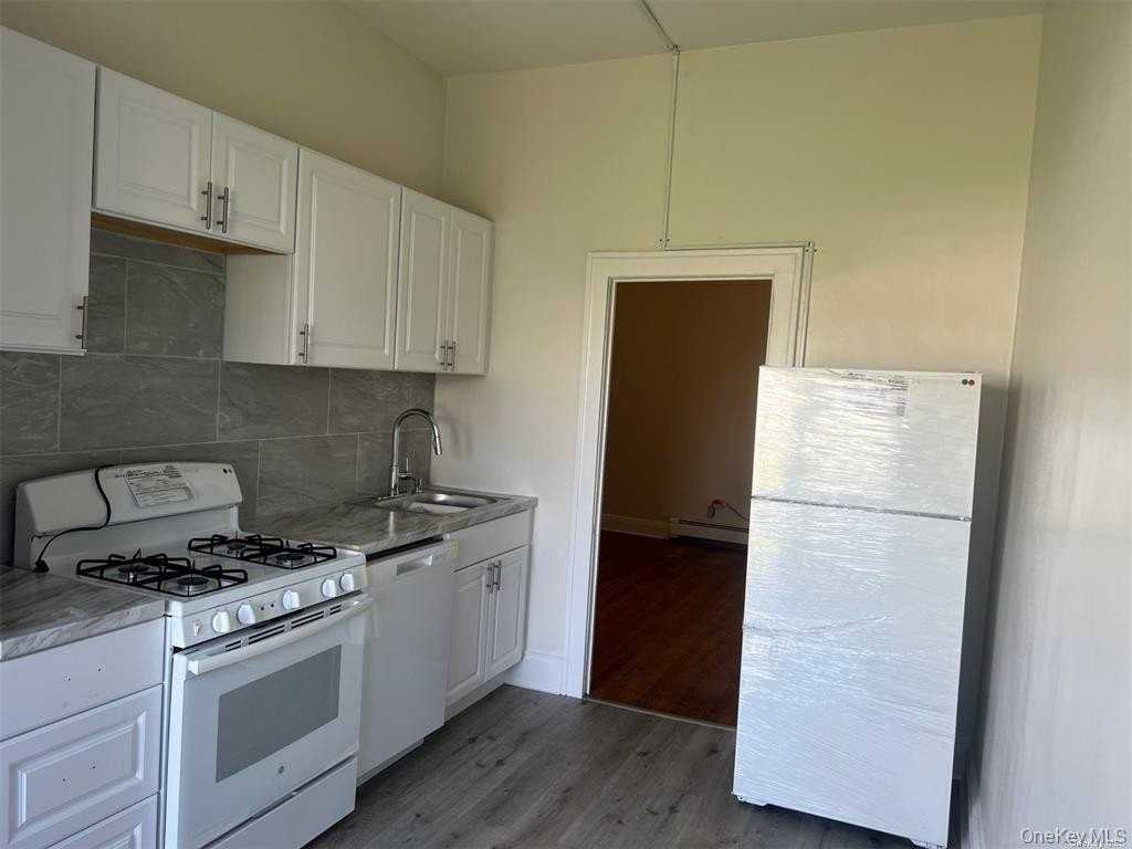68 Jerusalem Ave - Photo 3 of 10