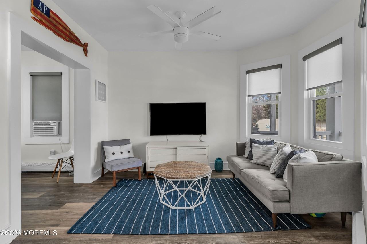 1208 Bond St - Photo 2 of 20