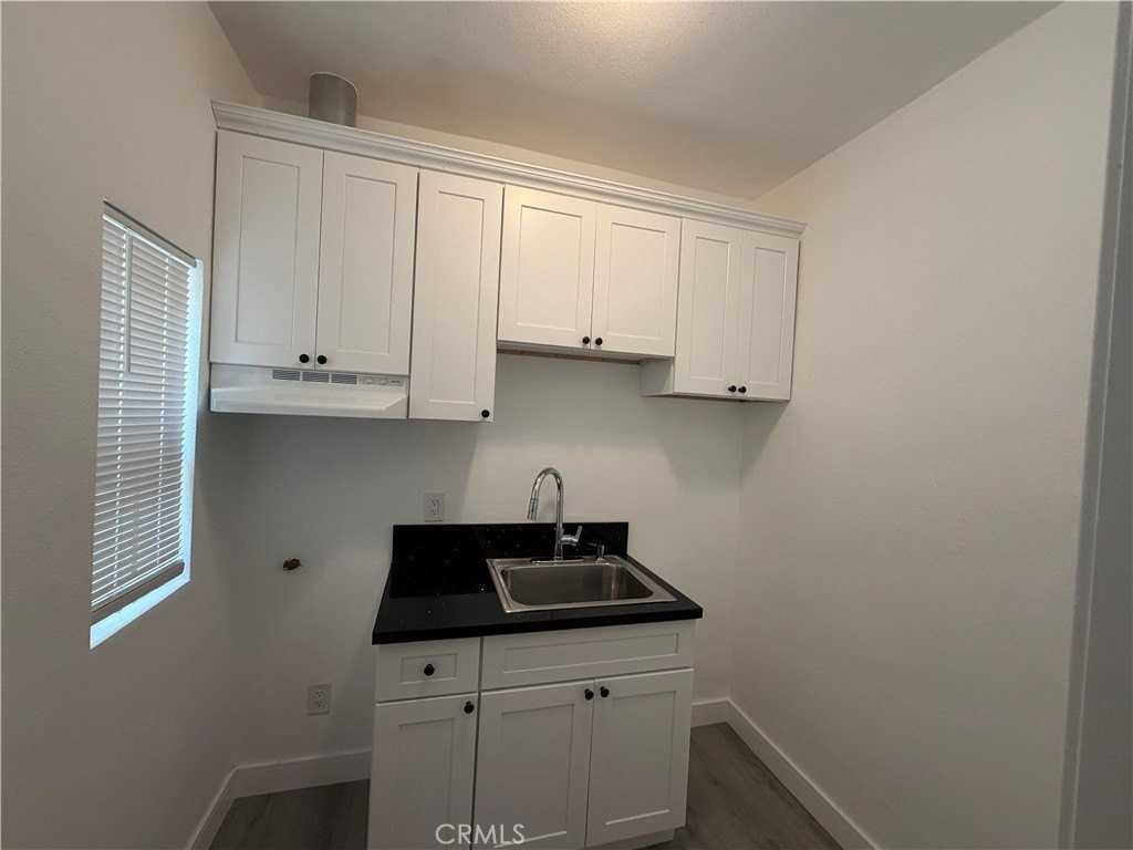 722 Atlantic Ave - Photo 2 of 5