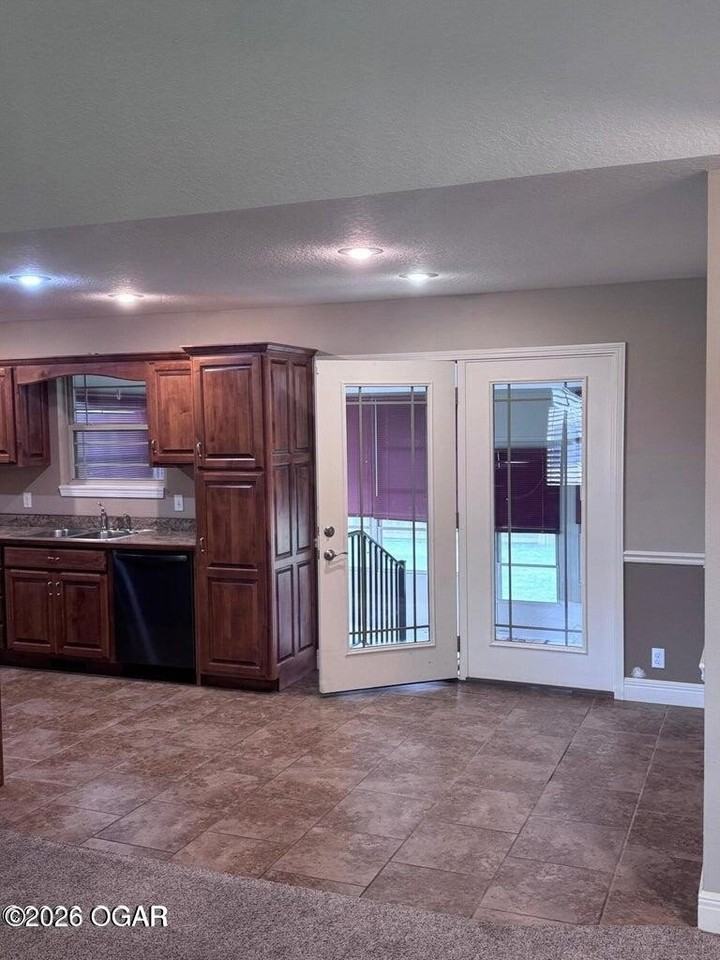 2114 S Patterson Ave - Photo 5 of 13