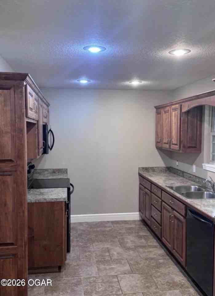 2114 S Patterson Ave - Photo 6 of 13