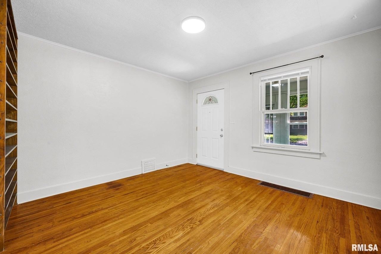 1413 W Gilbert Ave - Photo 4 of 26