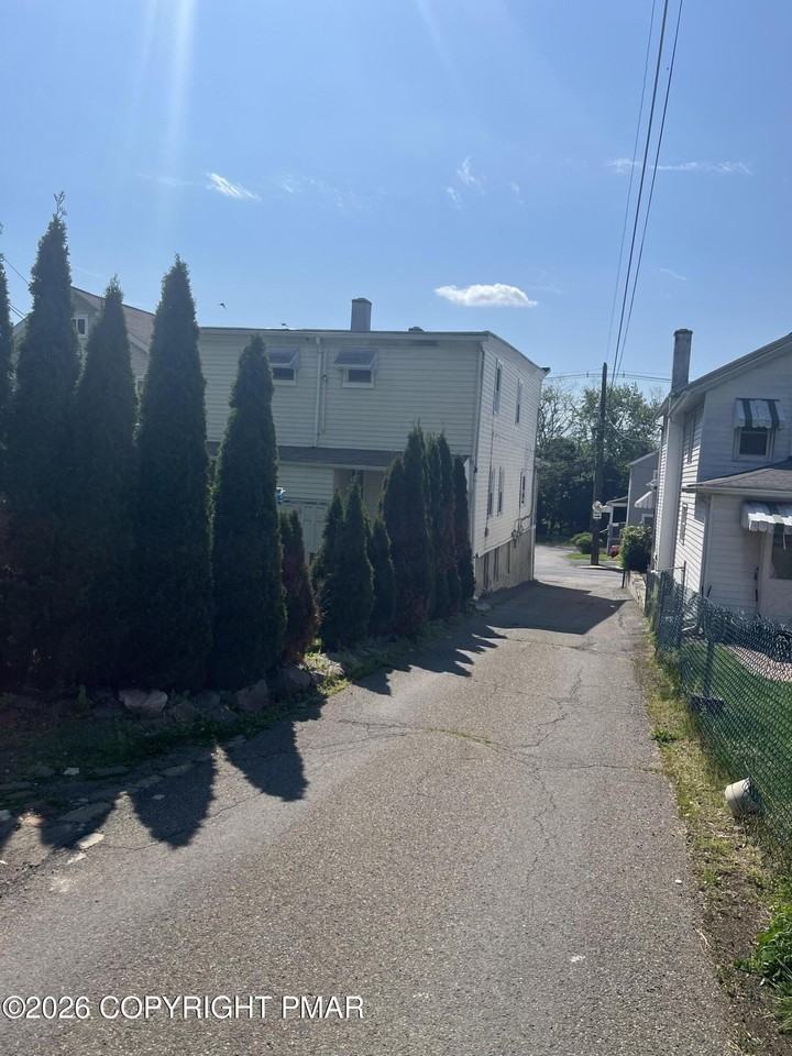 56 E Grove St - Photo 5 of 19
