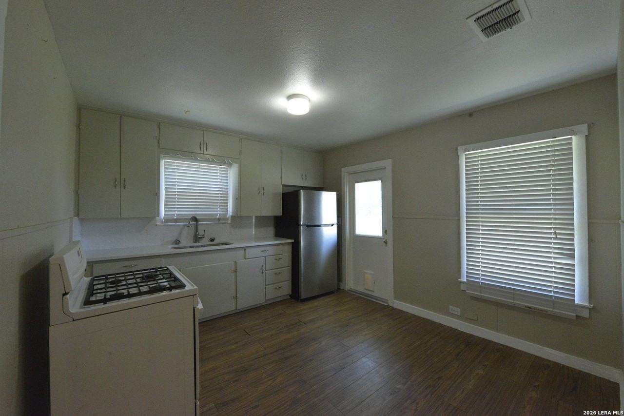 203 Legion Dr W - Photo 6 of 14