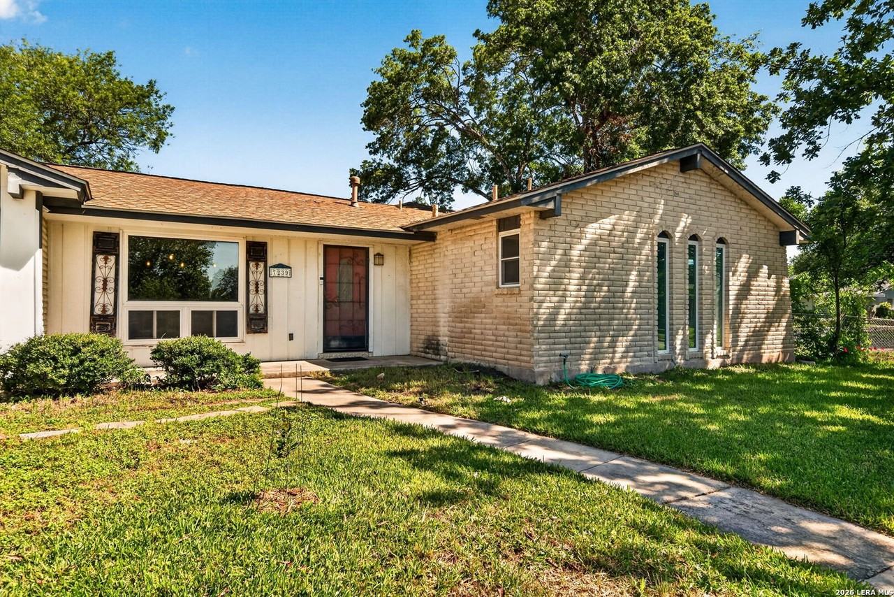 7239 Bridle Path - Photo 3 of 28