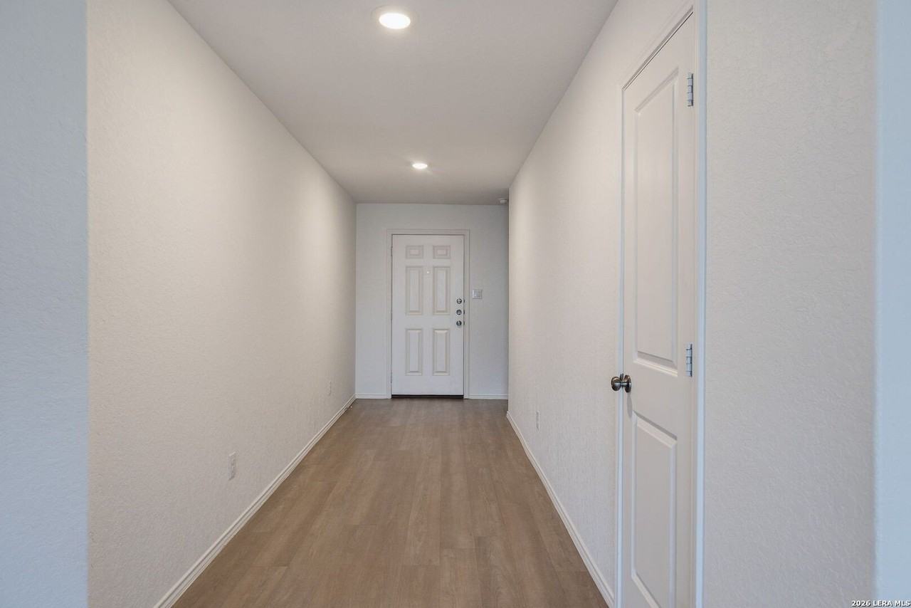 10547 Mcclintock Dr - Photo 4 of 25