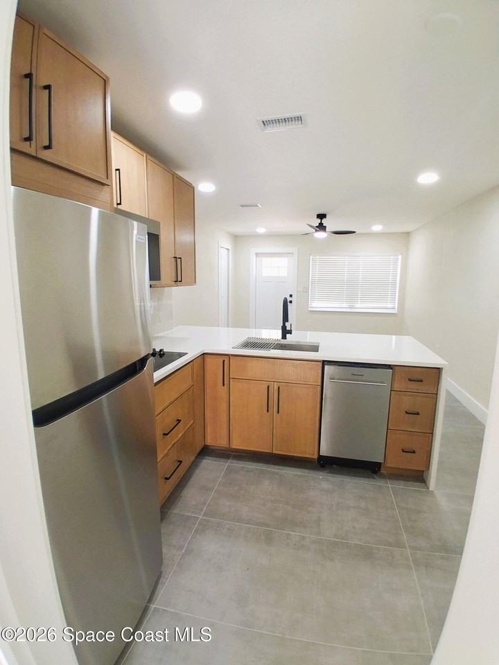 388 Hibiscus Ave - Photo 4 of 17