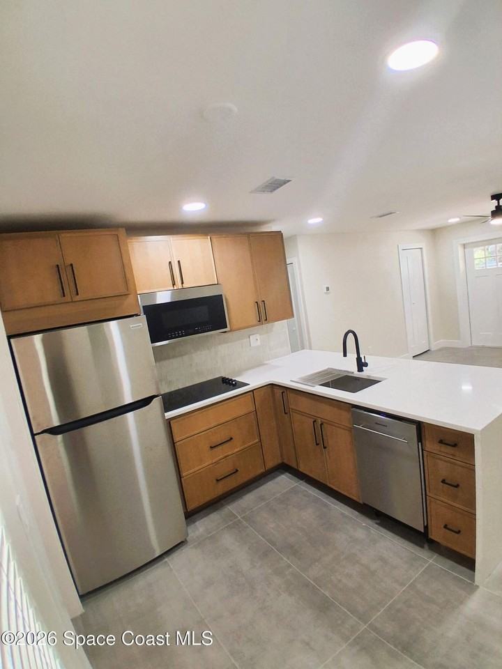 388 Hibiscus Ave - Photo 5 of 17