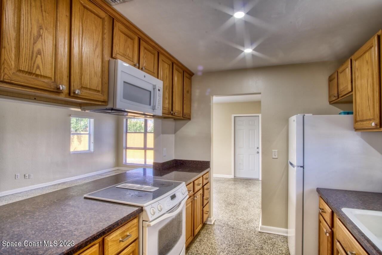 1010 Bianca Dr Ne - Photo 4 of 16