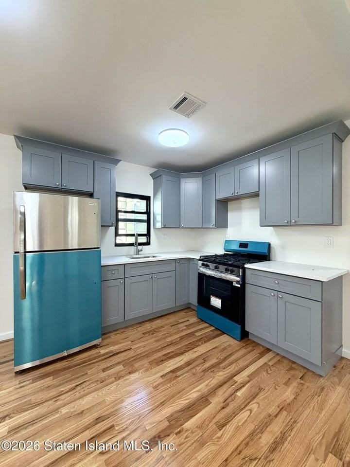 19 Tompkins Ct - Photo 3 of 12