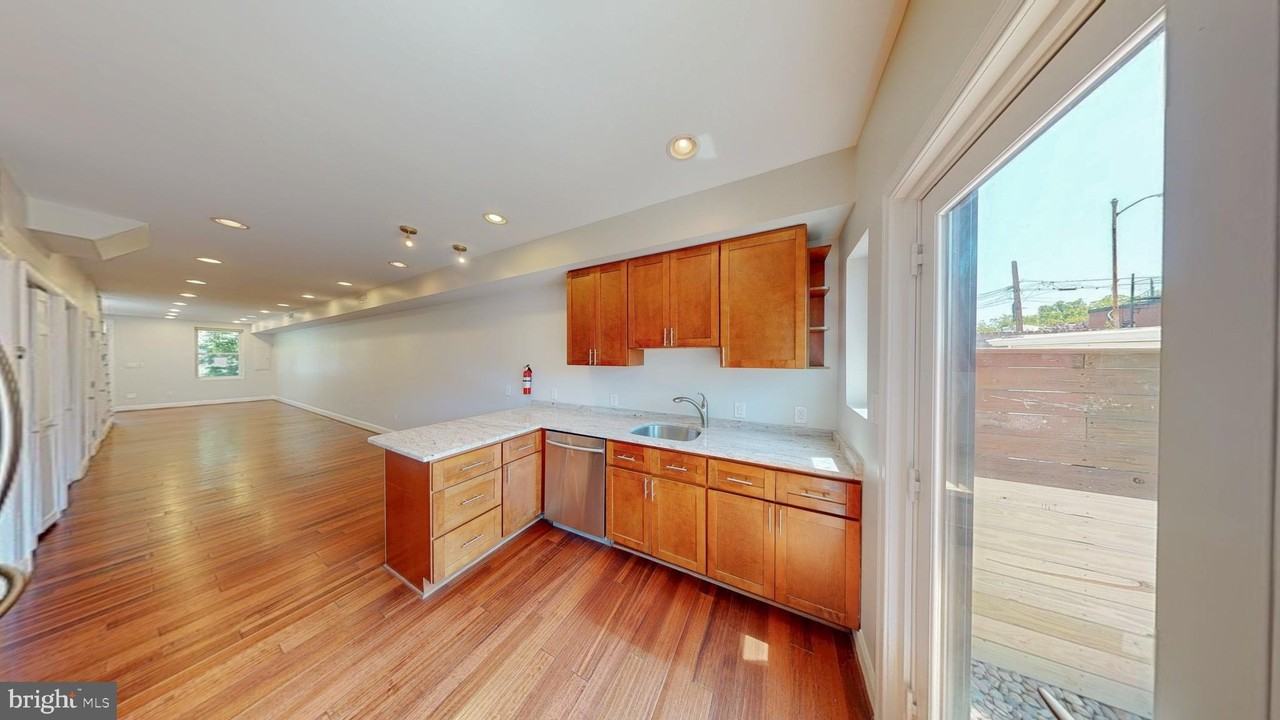 1617 C St Se - Photo 3 of 12