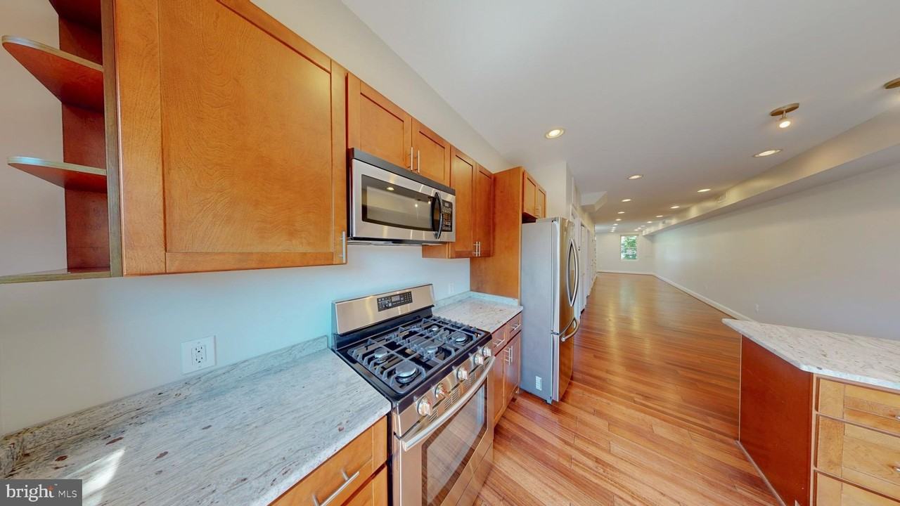 1617 C St Se - Photo 4 of 12