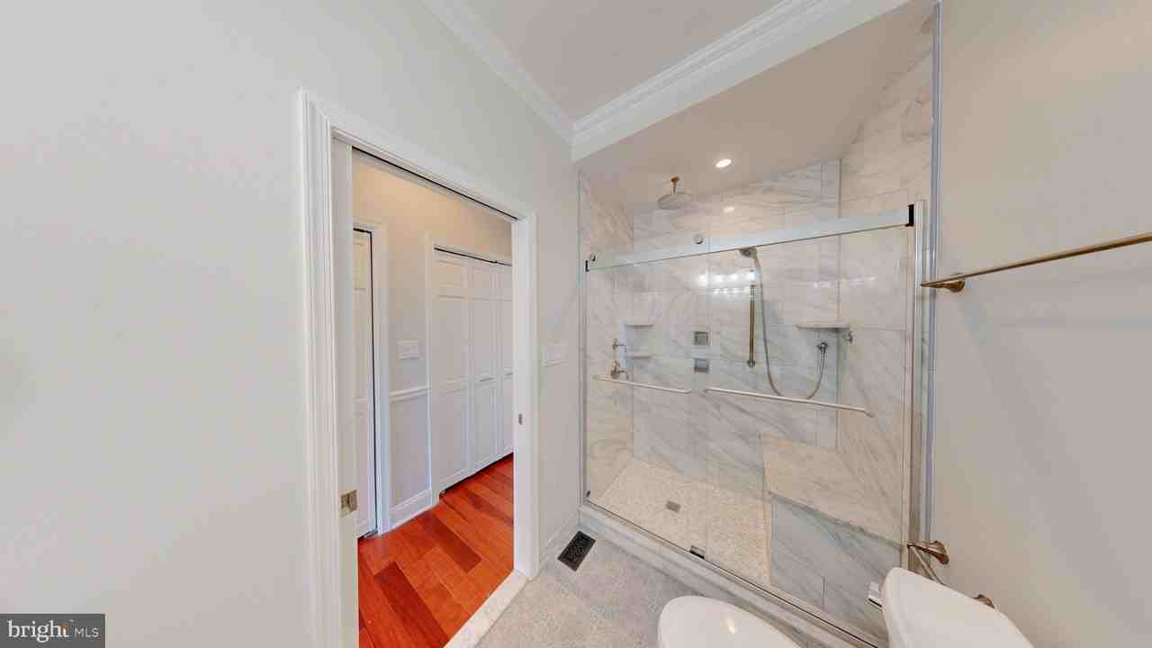 1617 C St Se - Photo 5 of 12
