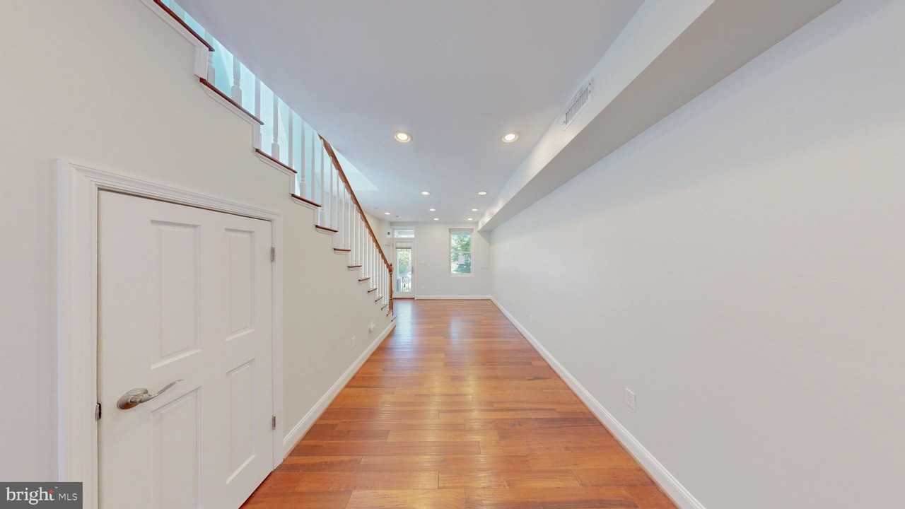 1617 C St Se - Photo 7 of 12