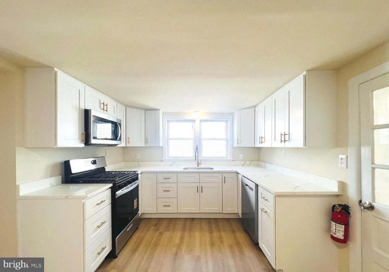 617 3rd St - Photo 3 of 16